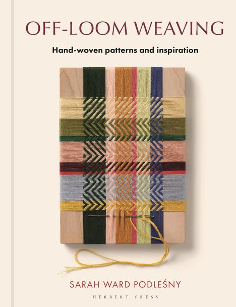 "OFF-LOOM WEAVING" und "Hand-woven patterns and inspiration" oben. Bunte Fäden auf Holzbrett gekreuzt.