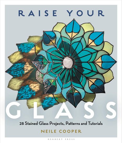 "RAISE YOUR GLASS" - Buntglasfenster-Design, 28 Projekte, Neile Cooper. Illustration zeigt ein florales Buntglas-Muster.