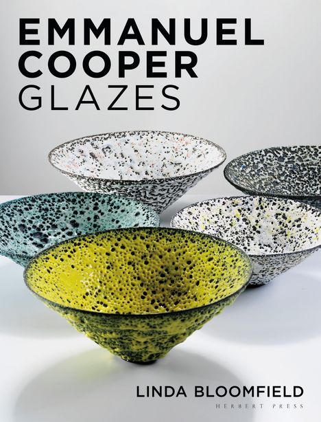 "EMMANUEL COOPER GLAZES" oben und "LINDA BLOOMFIELD HERBERT PRESS" unten. Fünf bunte Schalen mit getupfter Oberfläche.