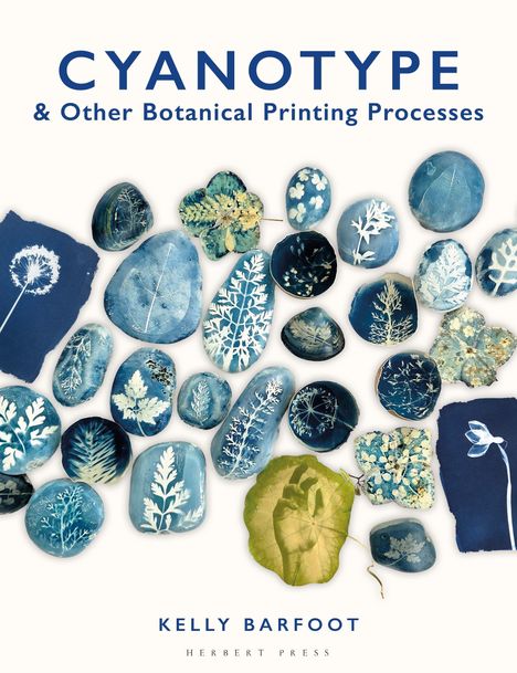 "CYANOTYPE & Other Botanical Printing Processes" von Kelly Barfoot. Verschiedene blau-weiße botanische Drucke.