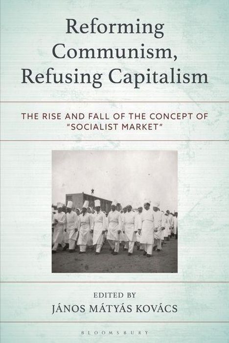 "Reforming Communism, Refusing Capitalism" oben, Foto von uniformierten Menschen unten. Bearbeitet von János Mátyás Kovács.