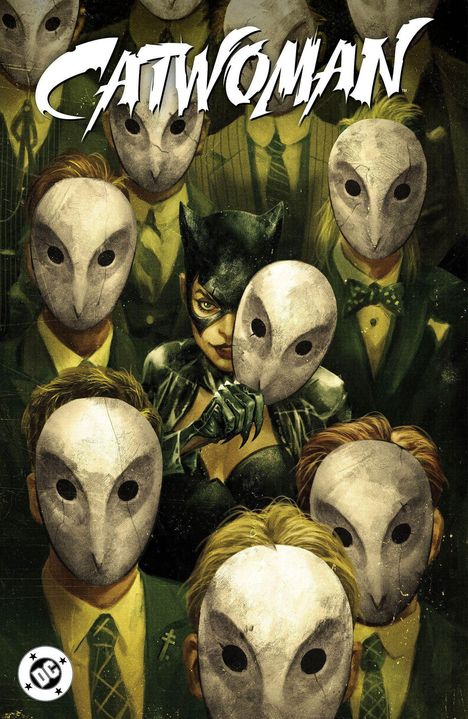 "Catwoman" in stilisierter Schrift oben. Catwoman inmitten maskierter Personen mit Eulenmasken. DC-Logo unten.