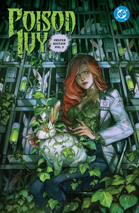 „Poison Ivy Deluxe Edition Vol. 2“. Frau mit roten Haaren, umgeben von Pflanzen, hält einen weißes Kaninchen in einer Laborumgebung.