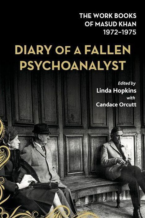 „The Work Books of Masud Khan 1972-1975. Diary of a Fallen Psychoanalyst.“ Ein Schwarzweißfoto von drei sitzenden Personen.