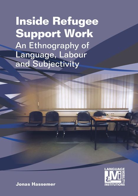 "Inside Refugee Support Work: An Ethnography of Language, Labour and Subjectivity." Raum mit Stühlen, Tisch, Fenster.