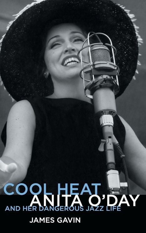 "COOL HEAT: ANITA O'DAY AND HER DANGEROUS JAZZ LIFE. JAMES GAVIN." Eine Frau singt in ein Retro-Mikrofon, trägt einen großen Hut.
