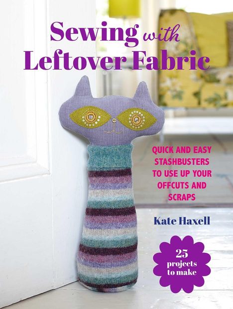„Sewing with Leftover Fabric“ von Kate Haxell, enthält 25 Projekte. Stoffkatze lehnt an einer Tür.