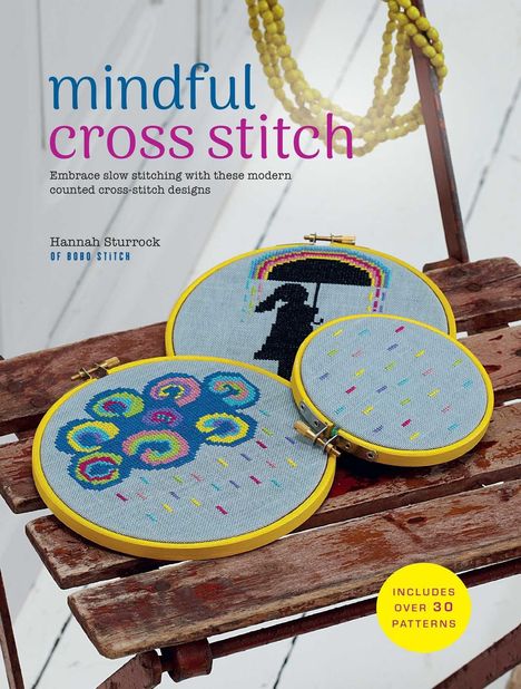 „Mindful cross stitch, embrace slow stitching with these modern counted cross-stitch designs.“ Drei Stickrahmen mit bunten Mustern.