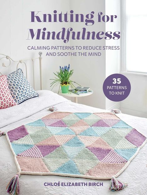 "Knitting for Mindfulness: Calming patterns to reduce stress and soothe the mind." Ein farbenfroher Quilt auf einem Bett.