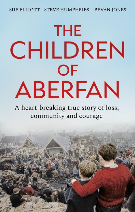 "The Children of Aberfan" in roten Buchstaben, darunter: "A heart-breaking true story of loss, community and courage." Im Vordergrund stehen zwei Jungen, die eine zerstörte Szenerie mit vielen Menschen beobachten.