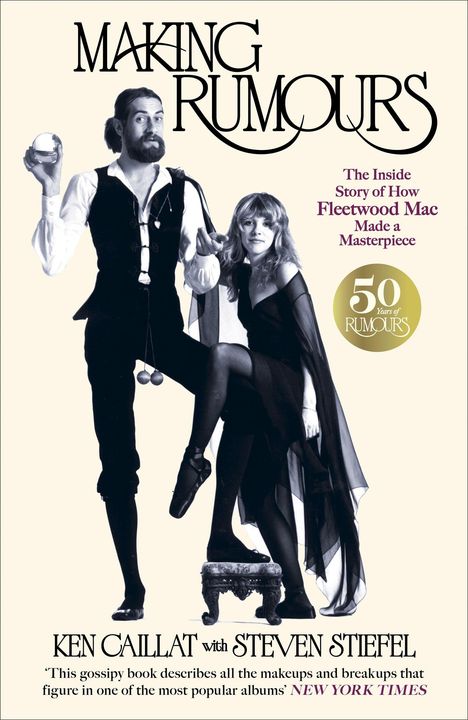 "Making Rumours", "Fleetwood Mac", "50 Years of Rumours". Zwei Personen in stilvoller Kleidung in Schwarz-Weiß.
