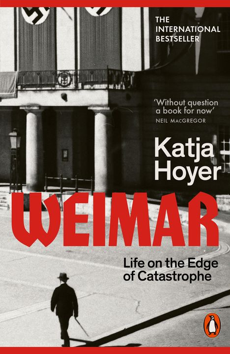 "The International Bestseller" und Text über "Weimar" von Katja Hoyer. Schwarz-weißes Foto mit einem Mann und Hakenkreuzfahnen.