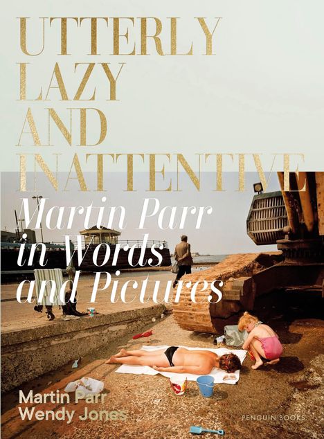 "UTTERLY LAZY AND INATTENTIVE. Martin Parr in Words and Pictures. Martin Parr, Wendy Jones." Ein Strand mit entspannter Szene.