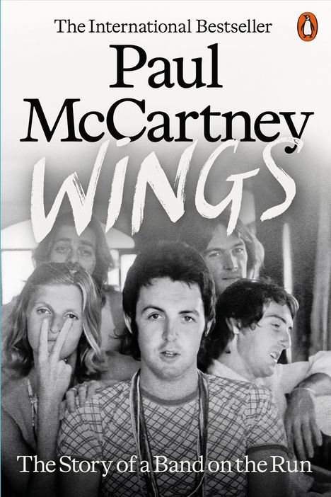 „The International Bestseller“, „Paul McCartney“, „Wings“, „The Story of a Band on the Run“. Schwarz-Weiß-Foto von fünf Personen.