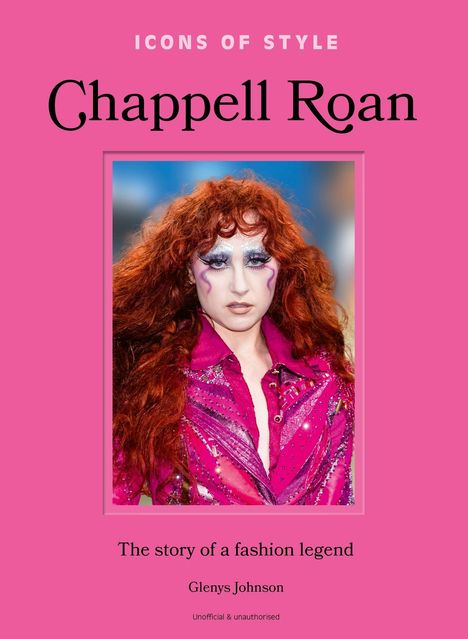 "Icons of Style. Chappell Roan. The story of a fashion legend. Glenys Johnson." Eine Frau mit rotem Haar in glänzendem Outfit.