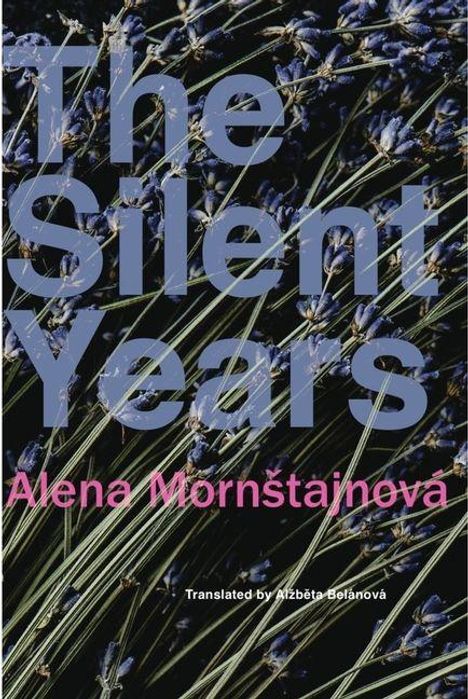 „The Silent Years“, „Alena Mornštajnová“, „Translated by Alžběta Belánová“. Hintergrund: Lavendelbündel.