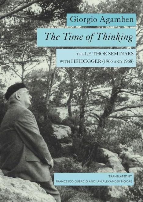 Text: "The Time of Thinking. The Le Thor Seminars with Heidegger (1966 and 1968)." Ein Mann in einem Wald betrachtet die Umgebung.
