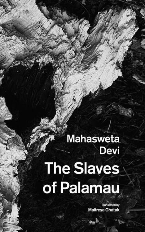 "Mahasweta Devi: The Slaves of Palamau, translated by Maitreya Ghatak." 
Schwarz-weißes Bild von Holzstruktur im Hintergrund.