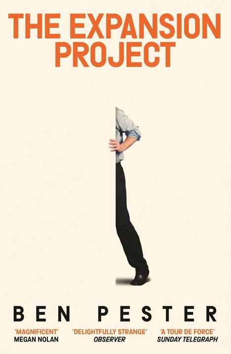 „THE EXPANSION PROJECT“ oben in Orange. Unten „BEN PESTER“. Illustration eines Mannes, der hinter einer Wand hervorschaut.