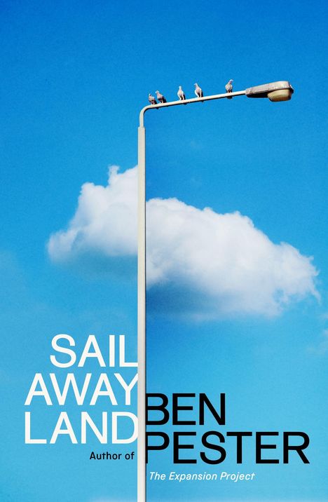"Sail Away Land" von Ben Pester. Eine Wolke hinter Laterne mit sitzenden Möwen, vor blauem Himmel.