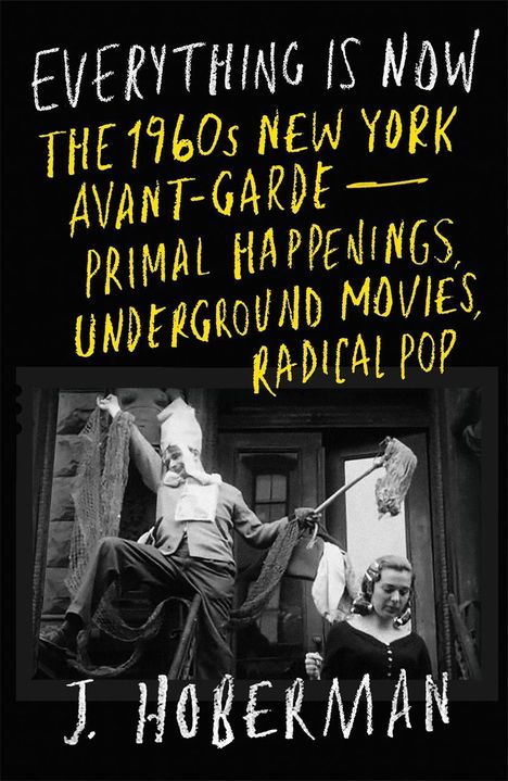"Everything is Now: The 1960s New York Avant-Garde—Primal Happenings, Underground Movies, Radical Pop. J. Hoberman." Darunter eine schwarz-weiße Szene mit zwei verkleideten Personen.