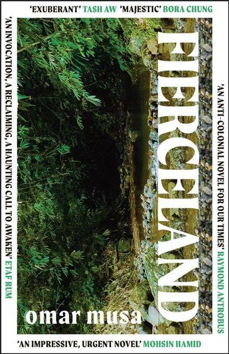 Text: "EXUBERANT" TASH AW, "MAJESTIC" BORA CHUNG, FIERCELAND, "omarmanusa", grüner Fluss, dichtes Laub rundherum.
