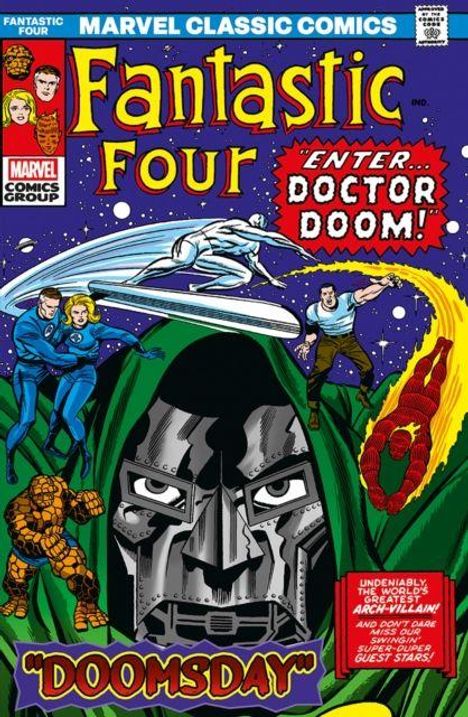 „Fantastic Four: Enter... Doctor Doom!“, „Doomsday!“, Helden fliegen um Doktor Dooms Gesicht im Weltraum. Comic-Stil.