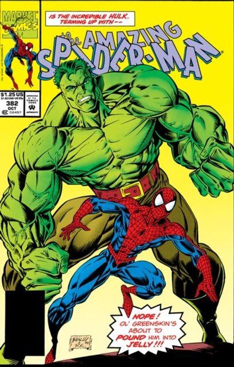 Text: "Is the Incredible Hulk teaming up with the Amazing Spider-Man? Nope! Ol’ Greenskin’s about to pound him into jelly!!!" 

Illustration: Hulk steht bedrohlich über Spiderman, der sein Gesicht mit den Händen schützt.