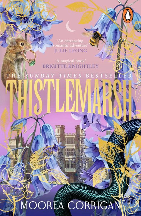 „An entrancing, romantic adventure“ – Julie Leong. „A magical book“ – Brigitte Knightley. „THISTLEMARSH“ groß geschrieben. Eine Maus hält einen Ring. Fliederblumen, Biene und Halbmond, Schloss im Hintergrund.