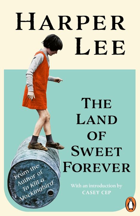 "Harper Lee", "The Land of Sweet Forever", "From the Author of To Kill a Mockingbird", "With an introduction by Casey Cep". Ein Kind in rotem Kleid balanciert auf einem Fass.