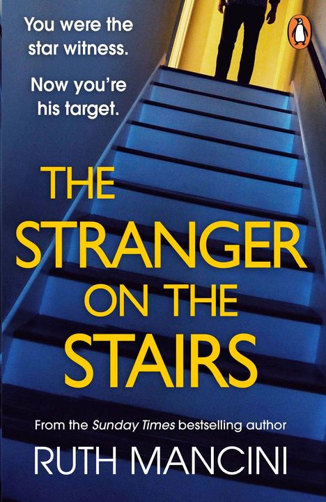 Text: "You were the star witness. Now you're his target. THE STRANGER ON THE STAIRS. From the Sunday Times bestselling author RUTH MANCINI." Im Hintergrund eine Treppe, oben steht eine dunkel gekleidete Person in gelbem Licht. Oben rechts ein Pinguin-Logo.
