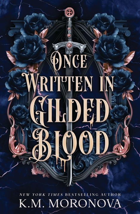 „Once Written in Gilded Blood“ von K.M. Moronova. Ein Schwert zentriert, umgeben von blauen Rosen und verschnörkelten Mustern.