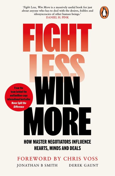 "FIGHT LESS WIN MORE" in großen Buchstaben, gefolgt von Untertitel über Verhandlungskunst. Oben ein Zitat von Daniel H. Pink. Rechtes Logo.