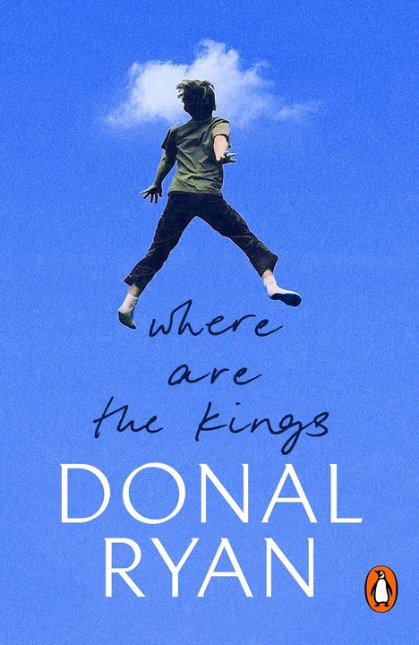 „Where are the kings“ und „Donal Ryan“. Ein Junge springt vor hellem Himmel und Wolke. Unten rechts ein Pinguin-Logo.