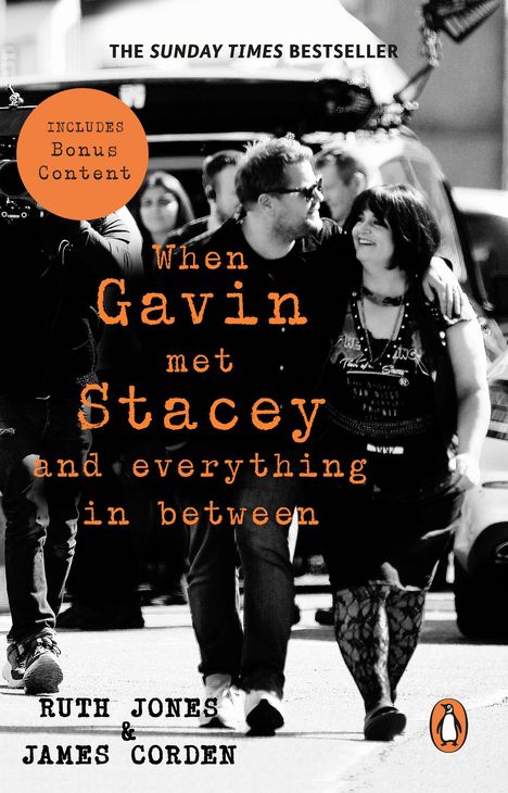 THE SUNDAY TIMES Bestseller. When Gavin met Stacey and everything in between. Ruth Jones & James Corden. Paar spaziert, Logo unten rechts.