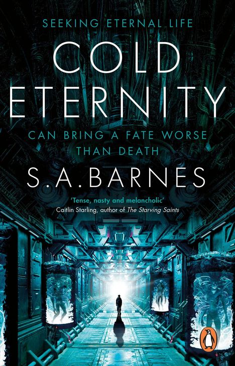 „SEEKING ETERNAL LIFE. COLD ETERNITY. CAN BRING A FATE WORSE THAN DEATH.“ Entlang eines futuristischen Gangs schreitet eine Gestalt.