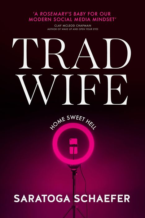 „A ROSEMARY'S BABY FOR OUR MODERN SOCIAL MEDIA MINDSET“. „TRAD WIFE“. „HOME SWEET HELL“. Ein Ringlicht und Handy.