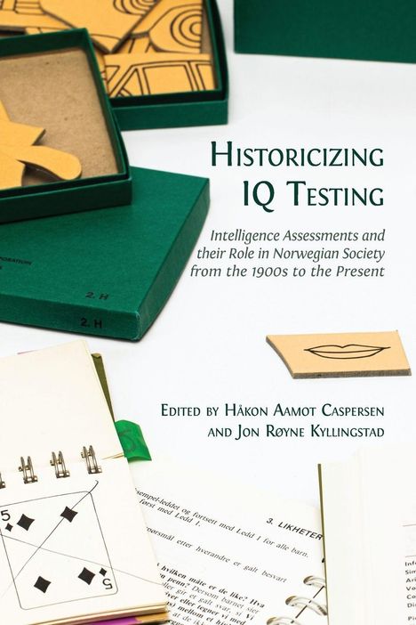 „Historicizing IQ Testing” und andere Texte über Intelligenztests, grüne Boxen, hölzerne Puzzleteile.