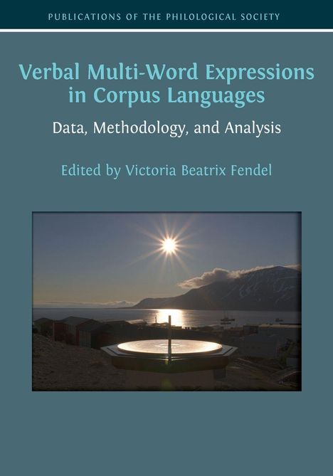 Verbal Multi-Word Expressions in Corpus Languages. Sonnenuntergang über Bergen, reflektiert in einem Sonnenkompass.