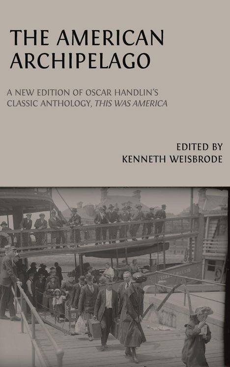 "The American Archipelago" von Kenneth Weisbrode. Menschen auf einem Steg, viele tragen Hüte und Mäntel. Historische Szene.