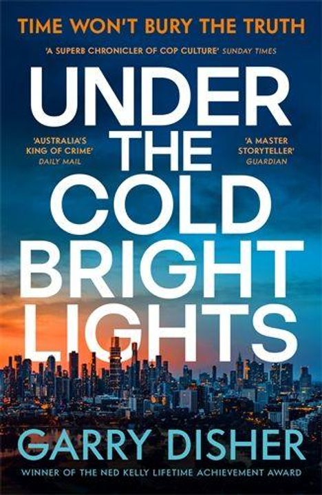 Text: „TIME WON'T BURY THE TRUTH“, „UNDER THE COLD BRIGHT LIGHTS“, „GARRY DISHER“. Stadtansicht bei Dämmerung.