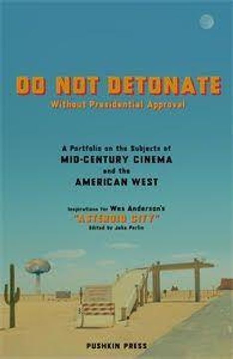 „DO NOT DETONATE Without Presidential Approval“. Illustration einer Wüstenlandschaft mit Kaktus, Straße und Gebäuden.