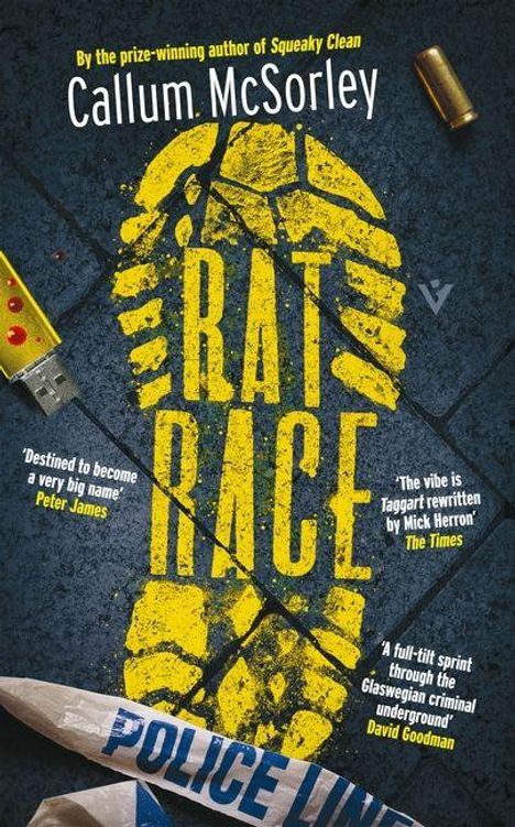 "Rat Race" ist in gelber Schrift auf einem Schuhabdruck. Polizeiband und ein USB-Stick sind ebenfalls zu sehen.