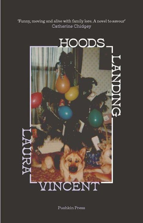 „Hoods Landing“ von Laura Vincent. Zitat von Catherine Chidgey. Hund vor buntem, mit Luftballons geschmücktem Weihnachtsbaum.