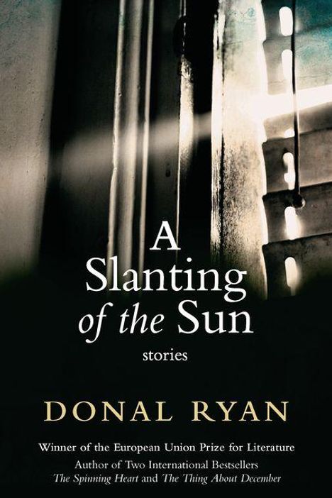 "A Slanting of the Sun" von Donal Ryan, Gewinnerpreis Text auf Fenster mit einfallendem Sonnenlicht.