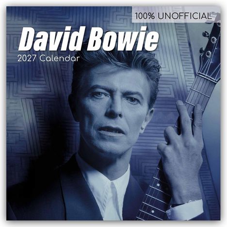 100% UNOFFICIAL. David Bowie 2027 Calendar. Er hält eine Gitarre, trägt Anzug, vor gemusterter Wand.