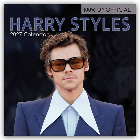 "100% UNOFFICIAL. HARRY STYLES 2027 Calendar." Ein Mann in einem blauen Anzug mit breitem Kragen und großer Sonnenbrille.