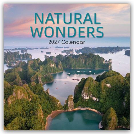 "NATURAL WONDERS 2027 Calendar" darüber im Bild eine grüne, bergige Küste mit ruhigem Wasser und einigen Booten.