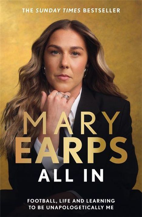 "The Sunday Times Bestseller. Mary Earps All In. Football, life and learning to be unapologetically me." Frau im Anzug.