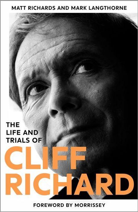"The Life and Trials of Cliff Richard" steht vor einem nachdenklich blickenden Mann, schwarz-weiße Fotografie.